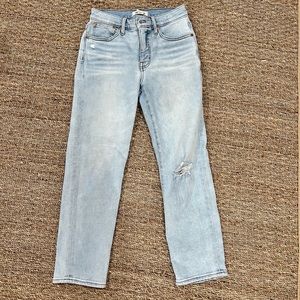 MADEWELL - Mid-Rise Classic Straight Jeans in Wellingford Wash: Knee-Rip Edition